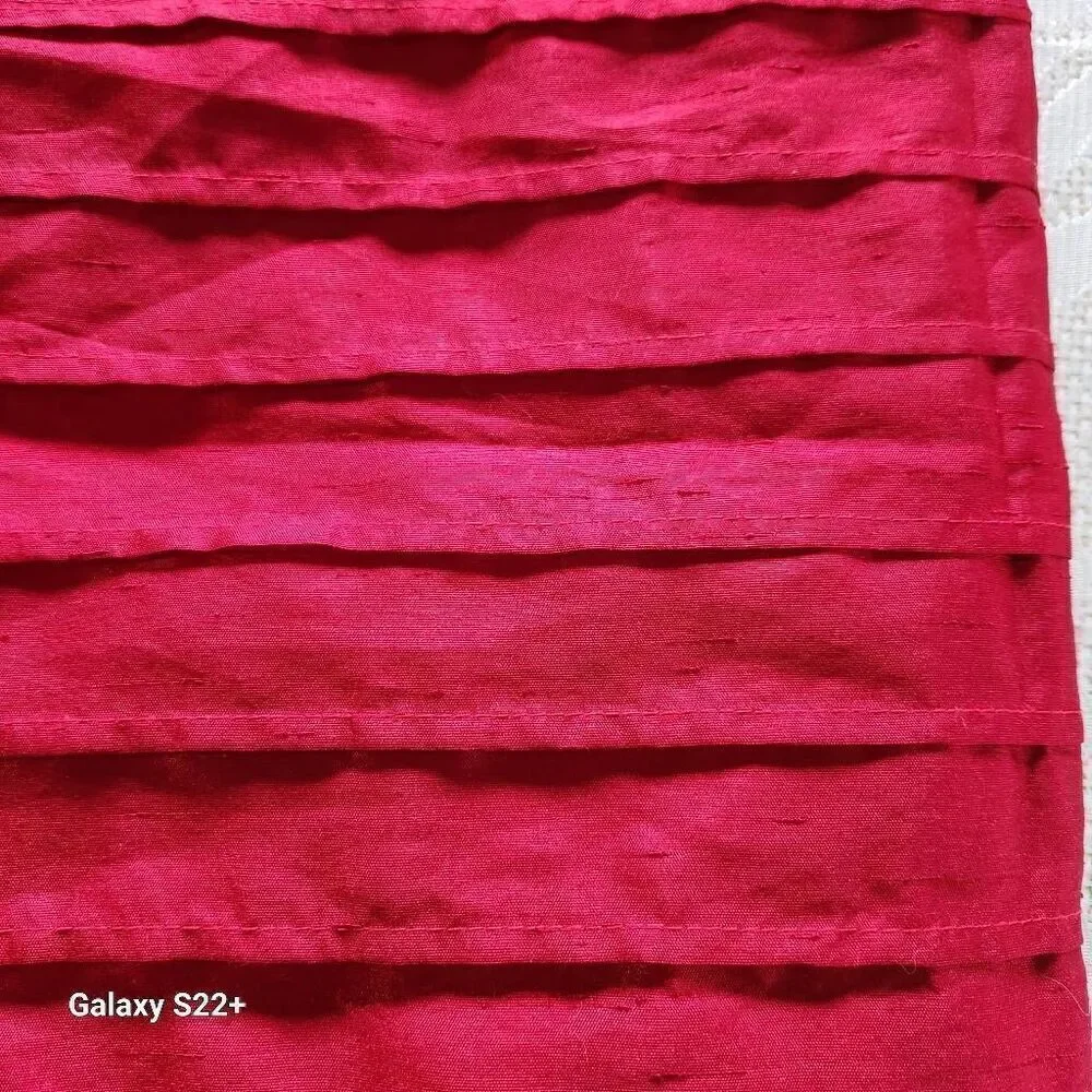 Threshold-four red valances.